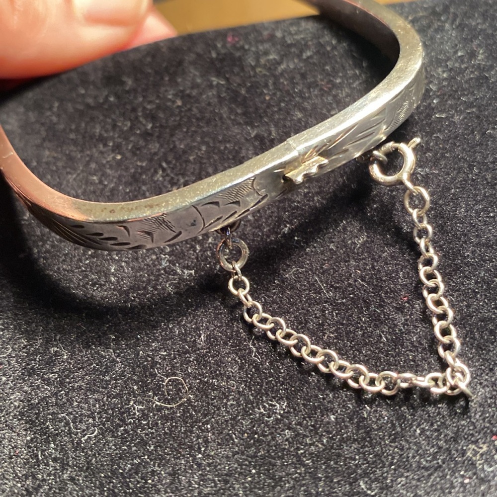 Antique Etched Sterling Silver hinged Bracelet Square Shape - Picture 3 of 9